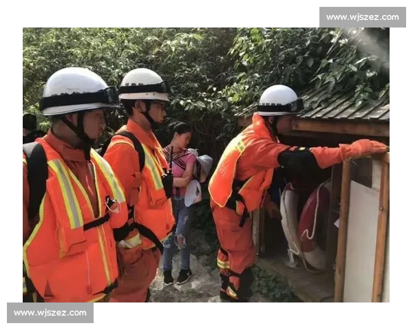 洪水中的生命托举:榕江消防员用身躯筑起 “避风港” 洪水中的生命托举:榕江消防员用身躯筑起 “避风港”